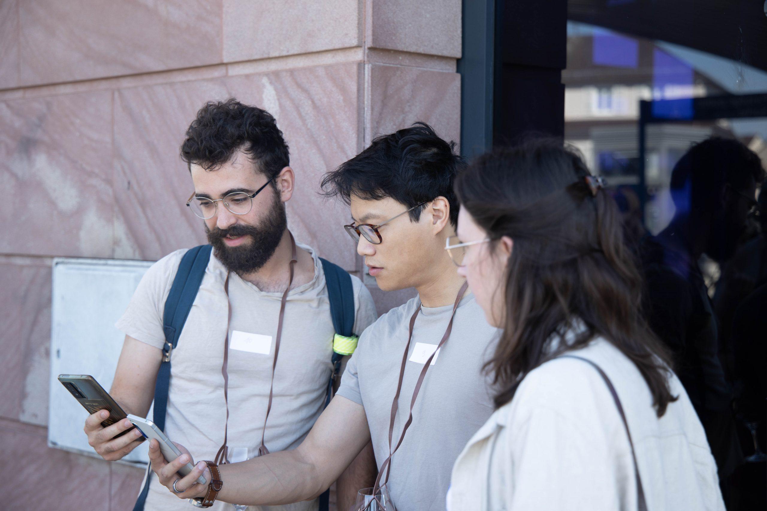 Participants au Jeu de Piste suivant l'application GeoGaming dans Strasbourg
