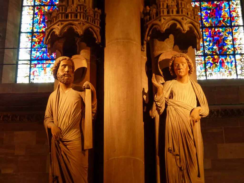 Détail sculpté des quatre Évangélistes au socle du pilier
