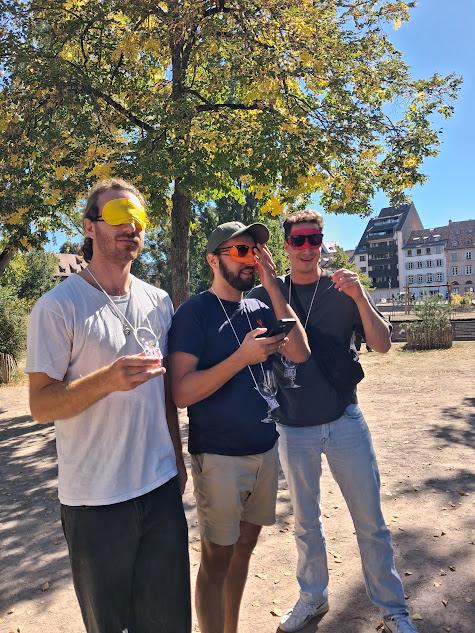 Dégustation de vin à l'aveugle, bandeaux sur les yeux, pendant le jeu de piste