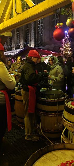 Service du vin chaud blanc au chalet de la Tribu des Gourmets sur le marché de Noël de Strasbourg