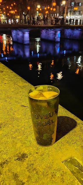 Verre de vin chaud alsacien aux agrumes au bord de l'eau, Strasbourg